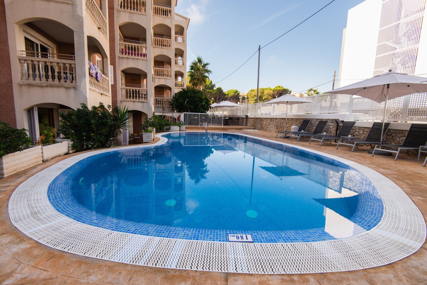 Quijote Apartments Swimming Pool